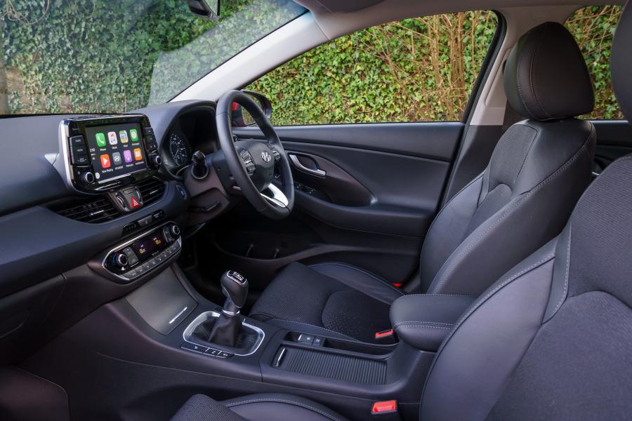 Интерьер Hyundai i30 2017 года  (UK) (фото 7 из 40)